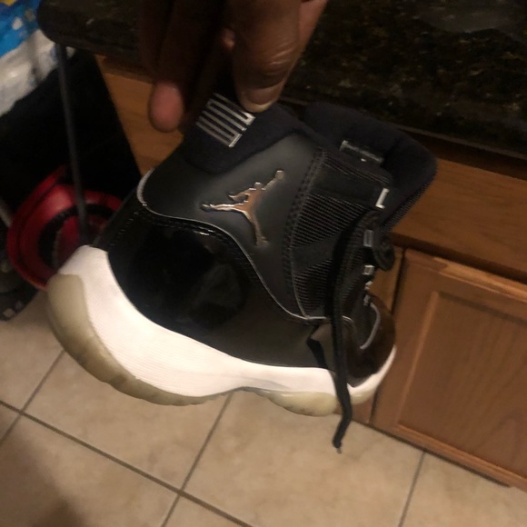 Black and white retro Jordan 11 size 8 still like new - Picture 2 of 6